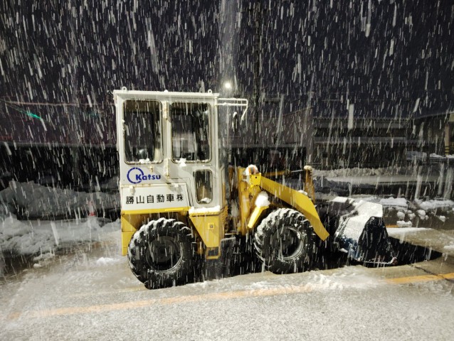 本社での除雪作業の様子